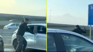 Pelea vial termina a martillazos: Video muestra a conductor atacando a un vehículo en Acceso Sur