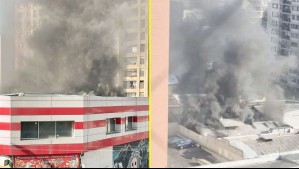 Incendio afecta a bodega de local comercial en pleno centro de Santiago