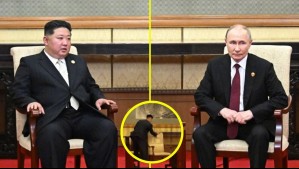 Insólito: Captan a funcionario norcoreanos limpiando huellas de Kim Jong-un tras su reunión con Putin