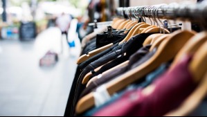 Conocida marca de ropa urbana cierra su primera tienda: Todas sus prendas están con 25% de descuento