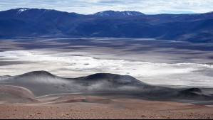 Chile firma millonario acuerdo con minera extranjera para explotar litio en tres salares