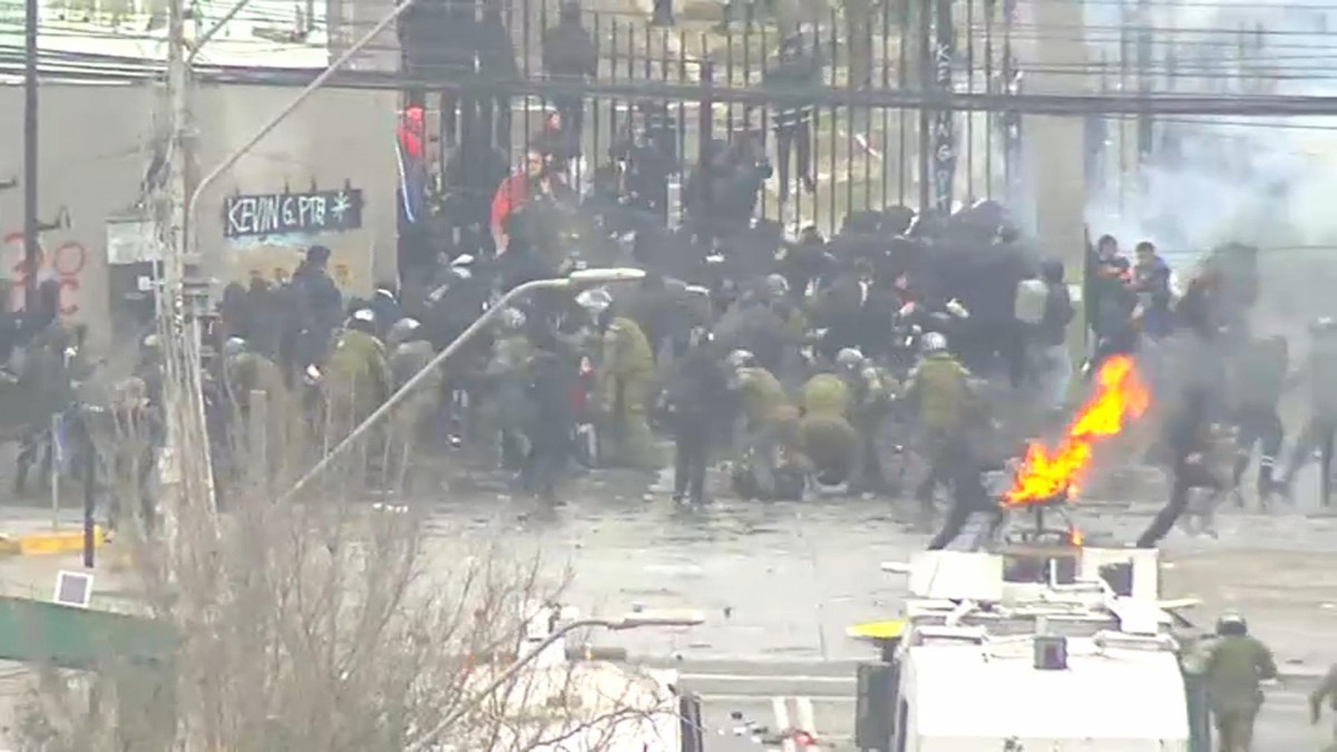 Marcha por conmemoración del 11 de septiembre: Carabineros informa 17 detenidos e incidentes se concentran en Cementerio General