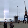 Este domingo, un particular evento meteorológico se registró en la ciudad de Antofagasta, pues hubo lloviznas y también rayos. Por otro lado, en Calama se registraron fuertes ráfagas de vientos. ¡Videos!