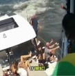 En un insólito accidente marítimo, dos embarcaciones chocaron este domingo en el East River, en Nueva York, Estados Unidos, provocando una caótica situación que obligó a la intervención de la policía.