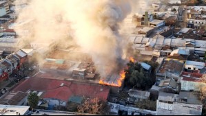 Incendio afectó a bodega de una empresa textil en Recoleta: Cuatro bomberos resultaron lesionados