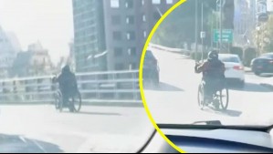 Insólito: Video muestra a hombre en silla de ruedas con motor circulando por avenidas con alto tráfico en Santiago