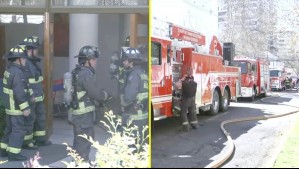 Incendio en subterráneo de edificio residencial en Ñuñoa: Fuego consume al menos un vehículo