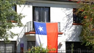 ¿Cuándo y cómo izar correctamente la bandera?: Multas pueden superar los 300 mil pesos