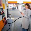 Estos son los beneficios confirmados para cargar combustible los jueves de septiembre de 2025 (4, 11, 18 y 25). Revisa montos por litro, requisitos, vigencias y topes en cada cadena.