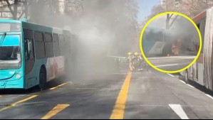 Micro del transporte público se incendia en plena avenida de Providencia