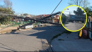 Camión pasa a llevar cables, derriba 6 postes y deja a vecinos de barrio en Quinta Normal sin luz