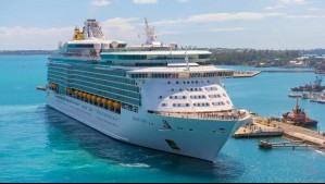 Hombre saltó de un crucero al mar para evitar pagar millonaria deuda en el casino: Lo tuvieron que rescatar