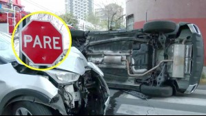 Accidente de tránsito en Ñuñoa deja un auto volcado y otro chocado: No habrían respetado disco pare