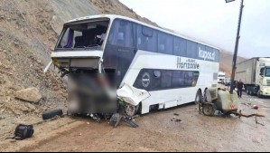 Un conductor fallecido y 40 heridos tras choque de bus con pasajeros en cuesta de Camarones
