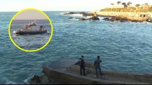 'La marejada estaba bien fuerte': Menor es arrastrado por el mar tras tirarse piqueros en la playa Las Torpederas de Valparaíso