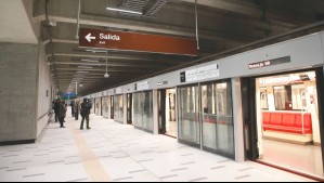 Metro de Santiago normaliza servicio en la estación Estadio Nacional tras 'procedimiento de seguridad'.