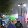 Un incendio afectó a un taller de reparación de autos ubicado en la intersección de avenida Cumming con calle Rosas. Equipos de Bomberos permanecen trabajando en controlar la emergencia, por la cual no se reportan víctimas.
