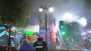 Incendio afecta a local comercial en el centro de Santiago