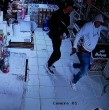 Una madre y su hijo de tan solo 10 años vivieron momentos de terror al ser maniatados y encañonados por un grupo de delincuentes que ingresó a asaltar su almacén en la comuna de Lo Prado. ¡Detalles!