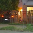El hombre y su acompañante fueron detenidos luego de que intentaran darse a la fuga. Si bien no hubo lesionados, la dueña del inmueble afectado denunció que casi fue atropellada.