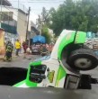 Un accidente impactante sorprendió a vecinos de la Ciudad de México, donde un camión repartidor de bebidas quedó atrapado en un enorme socavón que se abrió en plena vía pública.
