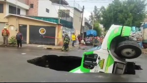 Impresionante socavón se 'tragó' a un camión repartidor de bebidas en Ciudad de México
