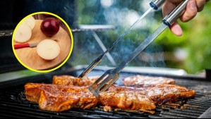 Ni con limón ni con cebolla: Esta es la forma correcta de limpiar la parrilla para el asado, según un experto