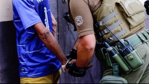 Detienen a 4 delincuentes que robaban celulares en Quilicura e intentaron atropellar a Carabineros: Dos ladrones fueron baleados