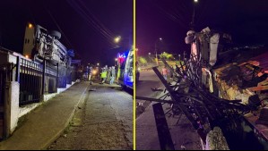 Menor de edad perdió control y dejó su auto en el techo de una casa en la región del Biobío: 'Tiene que haber volado la camioneta'