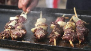 ¿Vas a las fondas?: Estos son los cuestionados precios de los anticuchos