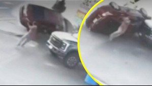 Cámara registra el momento exacto en que un hombre se salva 'de milagro' de ser atropellado en una bencinera