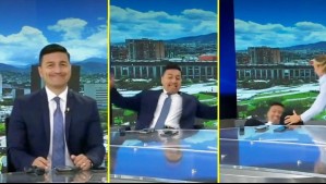 Conductor de TV se cae de su silla en pleno noticiero en vivo: Mira el momento