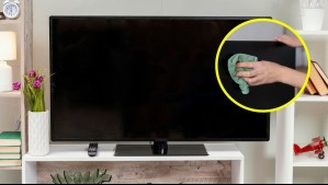 Ni con toallas de papel ni paños de cocina: El truco infalible para limpiar la pantalla de tu TV sin rayarla