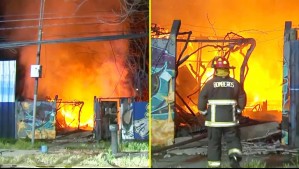 Voraz incendio afectó a sitio eriazo y construcciones de material ligero en Quinta Normal