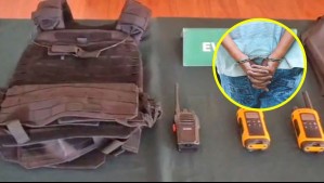 Hombre escondía chalecos antibalas y anticorte en departamento de Lo Espejo: Fue detenido tras evadir control policial