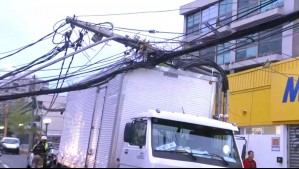 Camión arrasó con poste de luz y gran cantidad de cables en Providencia