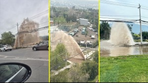 Rotura de matriz inunda la calle y causa desvíos en el límite entre La Reina y Las Condes