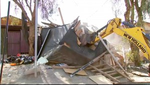 Retroexcavadora demuele construcciones hechizas en toma de Cerrillos