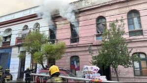 Incendio se registra en Santiago Centro: 4 viviendas resultaron con daños