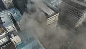 'Quedamos con lo puesto': Residentes de histórico edificio acceden a sus pertenencias tras casi 3 meses de devastador incendio