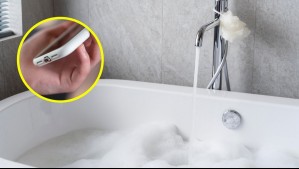 Madre muere electrocutada en la tina cuando sostenía su celular enchufado a la corriente