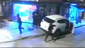 'Se llevaron hasta los cuadernos de mi hija': Video muestra violento robo de vehículo a mamá e hija adolescente en Conchalí