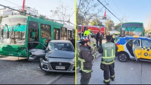 Seis lesionados deja grave accidente de tránsito en Ñuñoa: Micro chocó con auto conducido por mujer embarazada