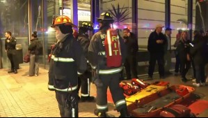 Incendio se registró al interior del Costanera Center: Bomberos controló la situación, pero trabaja en ventilación del recinto