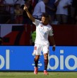 La prensa española se rindió ante Alexis Sánchez, quien abrió la cuenta con un penal en lo que fue una goleada del Sevilla al Barcelona. ¡Revisa en esta nota alguna de las reseñas!