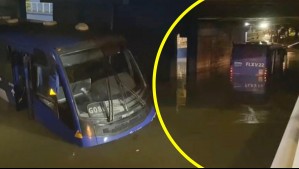 Bus RED queda atrapado dentro de paso bajo nivel en San Bernardo: Camino está anegado por aguas servidas