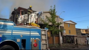 Incendio afecta a varias viviendas en Puente Alto: Inicio del fuego habría sido intencional