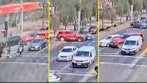 Video muestra a conductora chocando tres autos para evitar encerrona en Ñuñoa: Ex Colo Colo iba en uno de los vehículos afectados