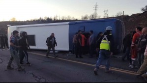 Bus que transportaba trabajadores de la mina El Teniente vuelca en la Carretera del Cobre