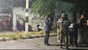 Hombre muere baleado en Santiago Centro: Fue dejado al interior de un ruko